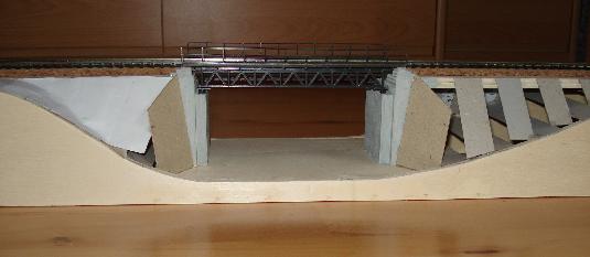 Brücke Bahndamm Roh-Ges